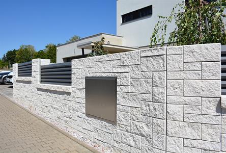 02_Detail moderního betonového plotu - barva: bílá, povrch: štípaný