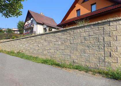 28_Opěrná zeď před domem - barva: šedá a písková, povrch: štípaný