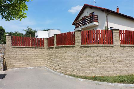 30_Opěrná zeď navazující plotem - barva: písková, povrch: štípaný