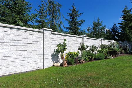 35_Plná plotová dělící zeď - barva: bílá, povrch: štípaný