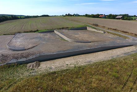 33_Rozsáhlé opěrné zdi u dálnice zpevněné geosítí - barva: šedá, povrch: štípaný