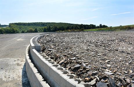 37_Opěrné zdi nasucho - barva: šedá, povrch: štípaný