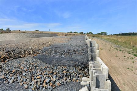 36_Opěrné zdi zajištěné geosítí - barva: šedá, povrch: štípaný