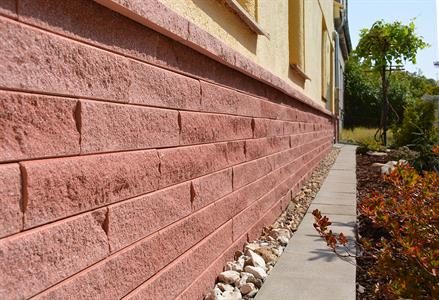 10_Sokl u řadového domu - barva: červenohnědá, povrch: štípaný