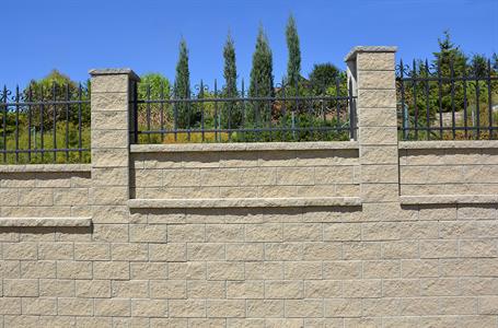 06_Sloupkový plot s opěrnou zdí - barva: šedá, povrch: štípaný