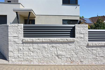 03_Detail moderního betonového plotu - barva: bílá, povrch: štípaný