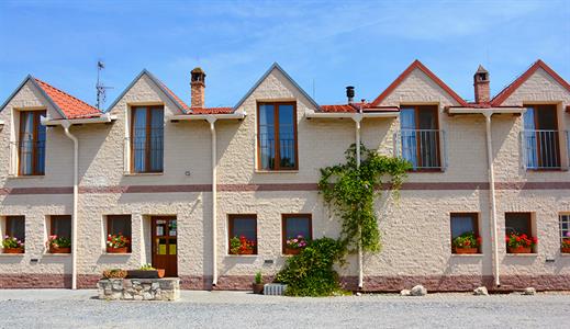 08_Fasáda rekreačního penzionu - barva: světle písková, červenohnědá