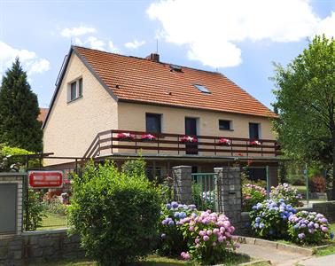 22_Fasáda rodinného domu - barva: světle písková, červenohnědá