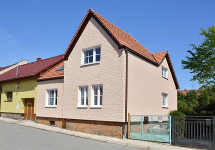 41_Fasáda rodinného domu - barva: světle písková
