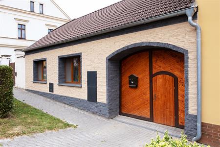 29_Fasáda rodinného domu - barva: písková, antracit
