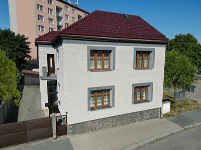 22_Fasáda rodinného domu - barva: světle šedá, tmavě šedá